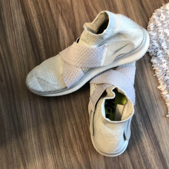 😊Woman’s Super Cute light Gray Nike Free Size 6 1/2. Light weight Lightly worn. - Picture 6 of 6